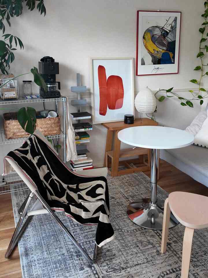 白とグレーのトーンが美しいリビング、コーヒーテーブルとソファ、自然素材の家具が配置された雰囲気のある空間