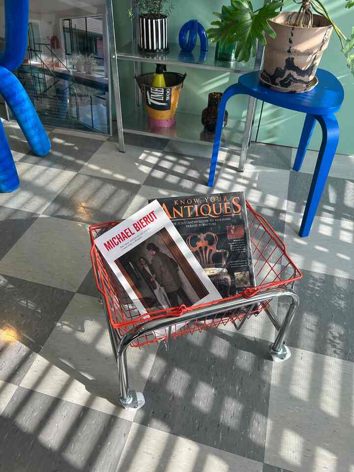 移動式の収納カゴ🫠
この左の本、実は収納になってて
Switchとか入るんだよね
また詳細はInstagramで動画載せる予定❕
ベッド周りに置いて必要なものこのカゴに入れる使い方が便利でいい感じ^_^
.
.
.
#インテリア #収納 #収納インテリア #バスケット #収納ボックス #インテリアおすすめ #おすすめ #おすすめのインテリア