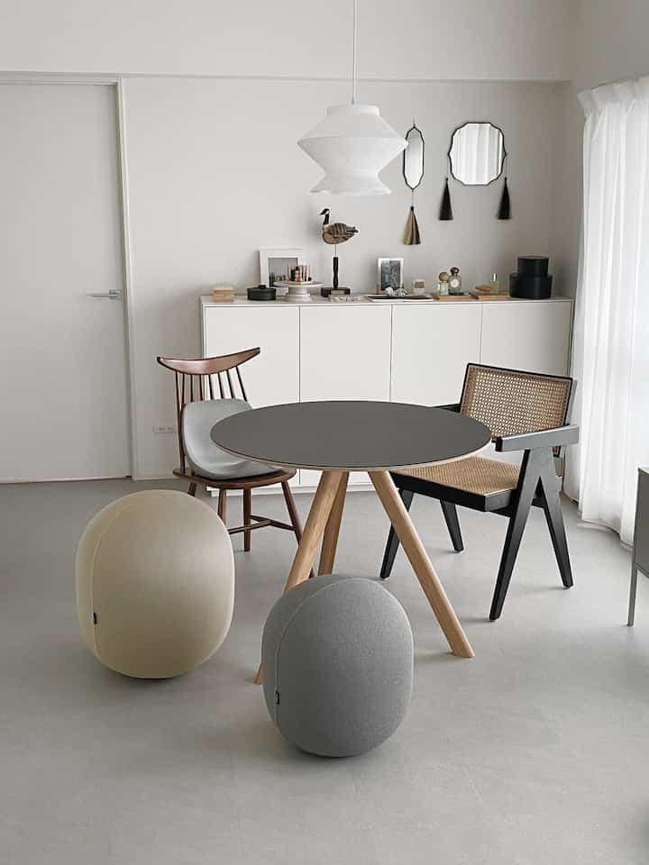 オブジェみたいな佇まいが可愛いバランスボール『MALLOW knit』🧶

グレーのminiとベージュの通常サイズを並べてみました🩶🤎 
同じく &MEDICAL の「KURA SEAT」も夫婦で毎日愛用中。

意識しなくても、暮らしの中で自然と体幹が鍛えられるのがうれしいです☺️💪

#リビング # #リビングインテリア #椅子 #フィットネス