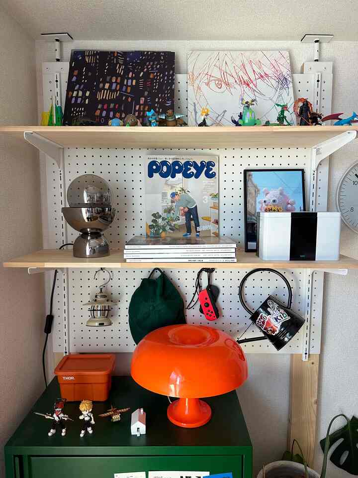 リビングの壁面にDIYで作った棚は趣味全開のディスプレイです🎮
フィギュアはインテリアに馴染むようかなり慎重に厳選して置いてます！

#リビング　#DIY #diy棚