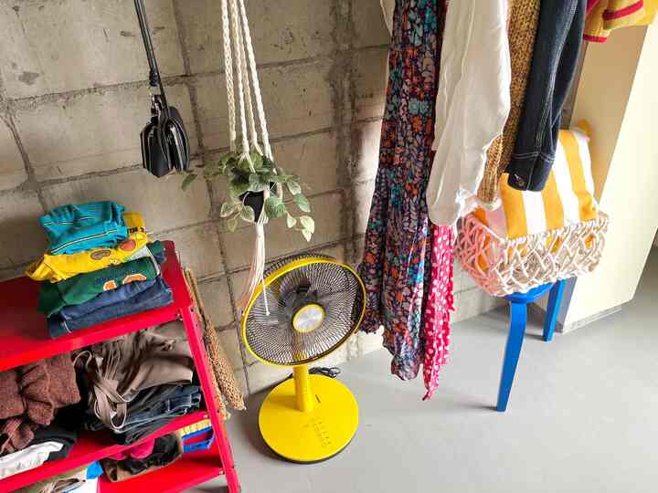 A small space in the bedroom for storing clothes and other items 👗✨

#ClothingStorage #寝室 #ベッドルーム #収納 #収納棚 #収納スペース #収納インテリア #スチールラック #躯体現し #リノベーション #リノベ #カラフル #カラフルインテリア #カラフルなインテリア #IKEA #colorful