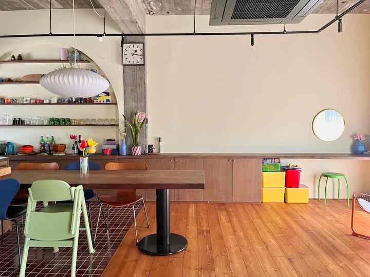 ダイニングテーブルは造作です。
ミッドセンチュリーな雰囲気の脚を付けました✨
リビングの隅にはドライヤーやメイクをするスペースをとっています💄 

#リビング #リビング小物 #リビングインテリア #カウンターテーブル #ダイニング #ダイニングテーブル #ダイニング照明 #ダイニングインテリア #ダイニングチェア #ミッドセンチュリー #midcentury #バブルランプ #セブンチェア #カラフル #カラフルなインテリア #カラフルインテリア #リノベーション #リノベ