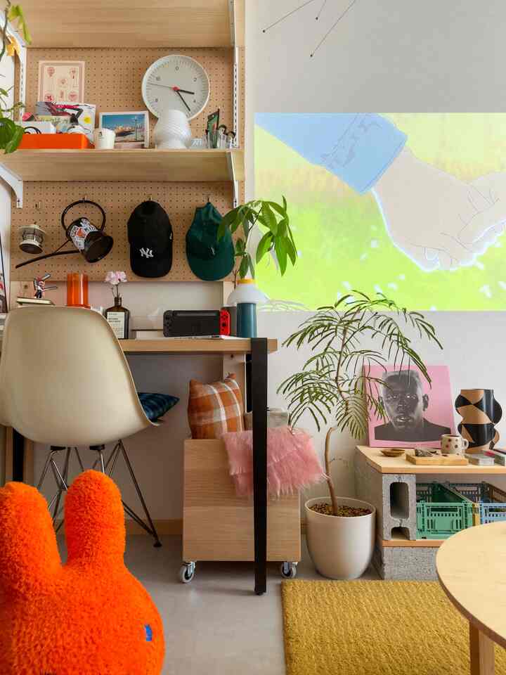 IKEAのEKETとキャスターを使って移動式収納ボックスを作りました🔨
よく出し入れするクッションやブランケット収納に使っています😌

#リビング　#IKEA #IKEAHACK