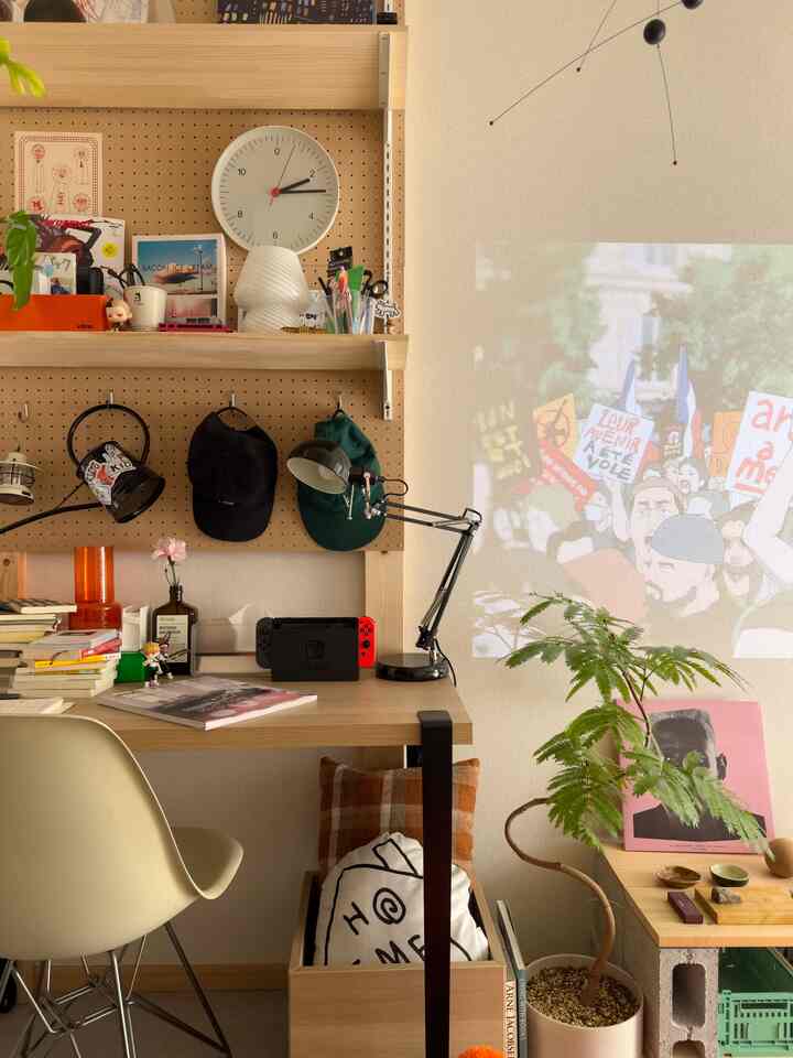 ベージュとナチュラルトーンのコンパクトなホームオフィス、デスクにIKEAのFORSÅデスクランプとニンテンドースイッチが配置された落ち着いた雰囲気のインテリア