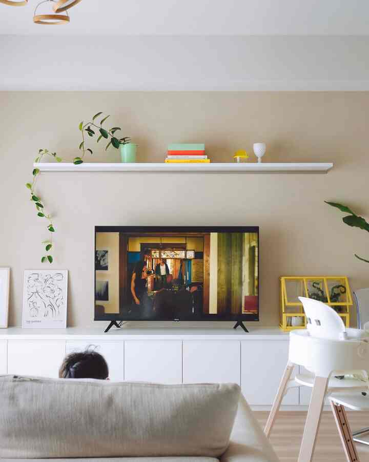 子どもと過ごすリビング、ちょっとだけ可愛く、ちょっとだけ工夫を。
お気に入りの観葉植物は、IKEAのミニ温室へ。
安心＆かわいくて一石二鳥！

“子育て中でも、自分の好きな空間づくりを諦めない”が我が家のテーマです🏡

#リビングインテリア #子育てインテリア #Ohouse掲載希望 #観葉植物のある暮らし #シンプルな暮らし #子どものいる暮らし #tvwalldesign #tvwall #interior #interiordesign #マンションインテリア #tvboard #tvstand #walldecor #テレビ背面 #テレビ台 #テレビボード #テレビボード収納 #livingroom