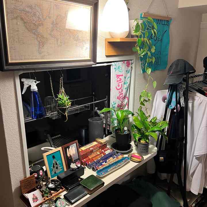 Rumah baru🏠
Akhirnya terasa seperti sedang terbentuk
Saya perlu membeli beberapa dukungan Monstera.
Foto keempat adalah pakaian favoritku saat ini.
#hidup sendiri #お香 #観葉植物 #アート #古着 #おしゃれな家 #推し活 #洋服 #ポストカード #映画 #映画ポスター #ステッカー