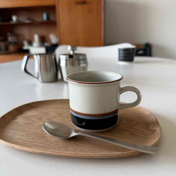 KINTO UNITEA ノンスリップトレイは表面にノンスリップ加工が施されているので滑らず安定しています。お菓子やマグを乗せても可愛くてお気に入りです。



#KINTO
#KINTO  UNITEA ノンスリップトレイ
#カイボイスン　ティースプーン
#アラビア ヴィンテージカップ
#仔犬印 シュガーポット
#仔犬印 ミルクポット
#フリッツハンセン　アナログ