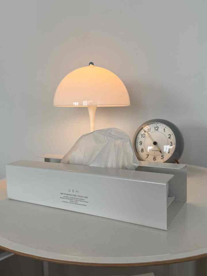 GBHのステンレススチールのティッシュケースはどこに置いてもインテリアの一部になる。生活感が出ないところが◎


#GBHティッシュケース
#ルイスポールセンパンテラポータブル
#アルネヤコブセンテーブルクロック　