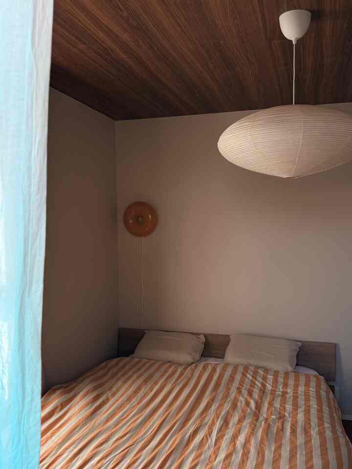 我が家は #寝室 だけクロスをブラウン系にして温かみのある印象にしています🌞🎈🫧
#IKEA のライトをベースにその他のインテリアを購入しました🤍 寝転がりながら眺める #akari はとても癒されます♪

#寝室 #寝室照明 #寝室スタイリング #寝室の家具 #寝室のインテリア #HAY