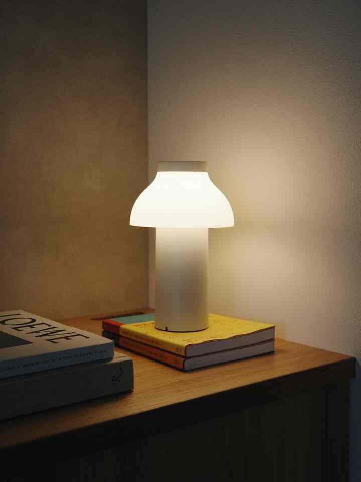 《HAY「PC PORTABLE」》
持ち運びに便利な、フランスを代表するデザイナーの一人、Pierre Charpin（ピエール・シャルパン）によるランプ💡

______________________________________
#HAY #PCPORTABLE #PierreCharpin #lamp #design #interior #interiordesign #ヘイ #ピエールシャルパン #照明 #デザイン #インテリア