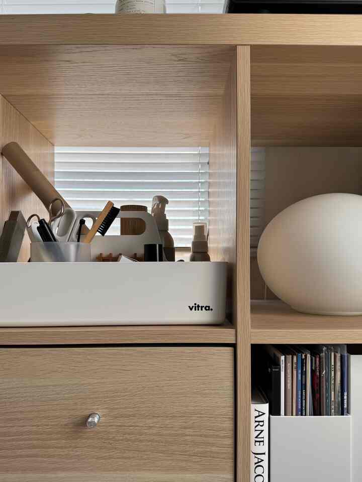 便利すぎて2つ所持しているVitraのツールボックス🧰

IKEAのカラックスに横幅ぴったり◎

こちらには主に香り系の物を収納しています。

#北欧インテリア 
#ミッドセンチュリー 
#ミッドセンチュリーモダン 
#ジャパンディ
#デザイナーズ
#japan
#ikea
#vitra
#arnejacobsen
#aesop
#apfr