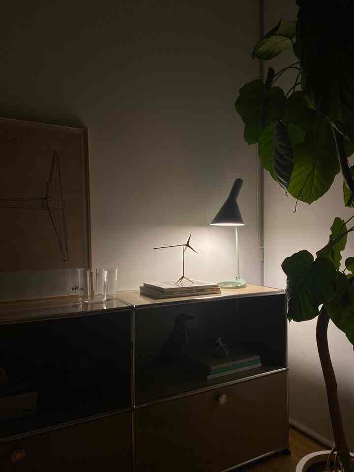 部屋を暗くして過ごす夜はリラックスできます🌃
AJテーブルは下方向にしか光が漏れないのでムーディーな雰囲気にもなります😌

#AJテーブル
#louispoulsen
#living
#interior