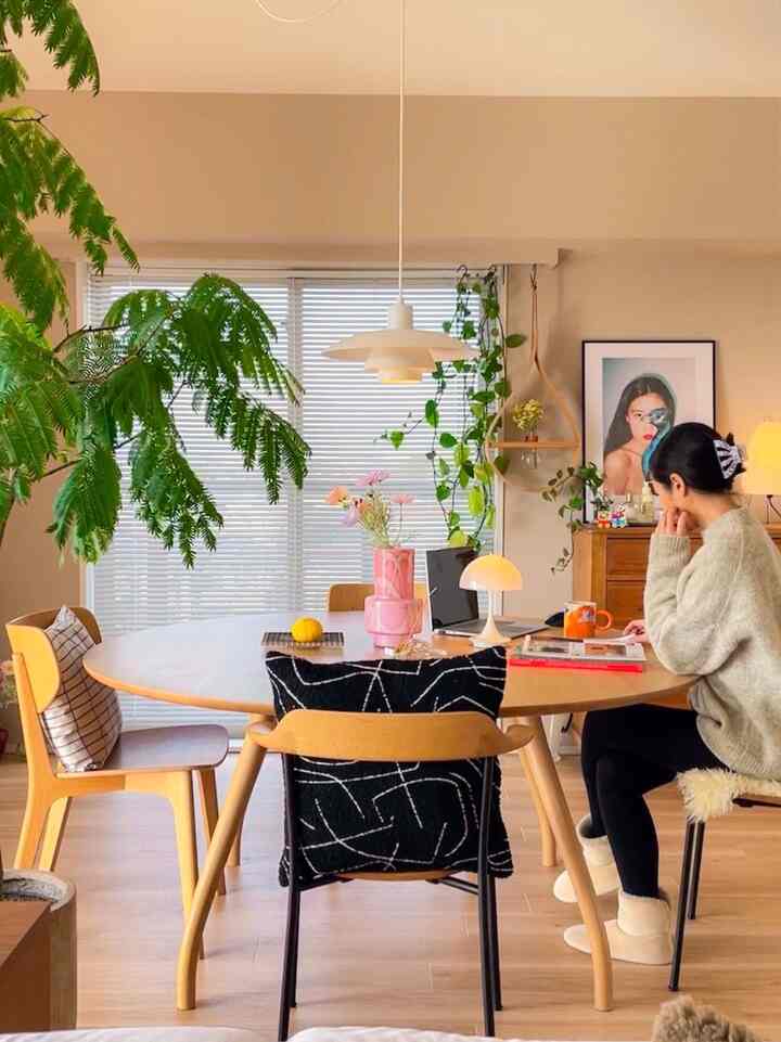 ポカポカ陽気なダイニングの様子☀️🕊️☕️

今日はダイニングだけのお写真を☺️

ダイニングは、とにかくいろんな要素がミックスした空間です☺️

テーブルのフォルムやUSMハラー、ペンダントライトはモダンさが強いですが、同じ空間にもう何年も大切に使っているヴィンテージのチェストを置いていて、このコントラストがお気に入りです☺️

奥の壁は柔らかめなグレージュのアクセントクロス。ダイニングは、木やグリーンなど自然素材を存分に楽しみたい気分でもっと緑化させたくなつています🤨🌿

#ダイニングインテリア #暮らしを楽しむ #homedecor #dininginteriordesign