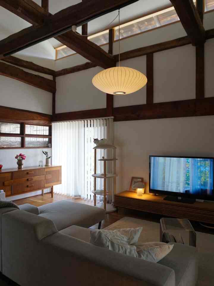 Herman Miller bubble lamp medium
提灯のような柔らかい光が安らぎます。
光源が見えづらいのも好きなポイント。

Fritz Hansen night owl
形がまず可愛い。
光が下に広がるので眩しくなく、
TVを見ていても影響しない優秀なライトです🦉 

#HermanMiller 
#bubblelamp
#fritzhansen
#nightowl
#照明
#猫と暮らす