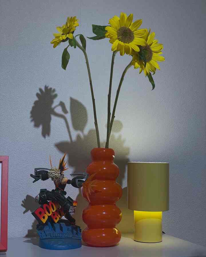 お久しぶりです！
仕事繁忙期により投稿が滞っておりました！

ひまわりの季節が来ましたね🌻

#カラフルなインテリア #ひまわり #IKEA #フィギュア #ポストモダン #花瓶 