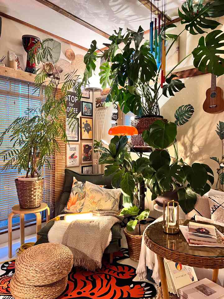 雨の日は少し明るめに。

#タイガーラグ　#イスヤクト　#ドーナツライト
#ナチュラルインテリア #アジア工房
 #アジアンテイストミックス　
#リビング照明 #リビング植物
 #リラックススペース 
#雨の日 