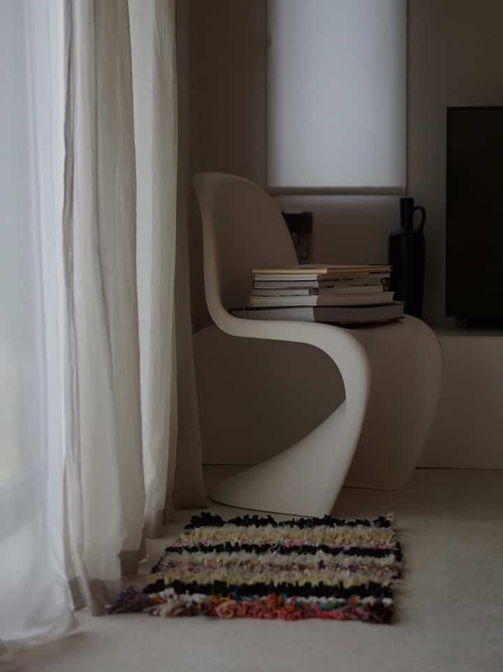 カーテンはレースを2枚重ねてます！
昼間はしっかり採光がとれて、2枚重ねることで夜になっても外から部屋の中が見えないのです！優秀✨


#カーテン
#レースカーテン 
#リビングカーテン
#リビングインテリア