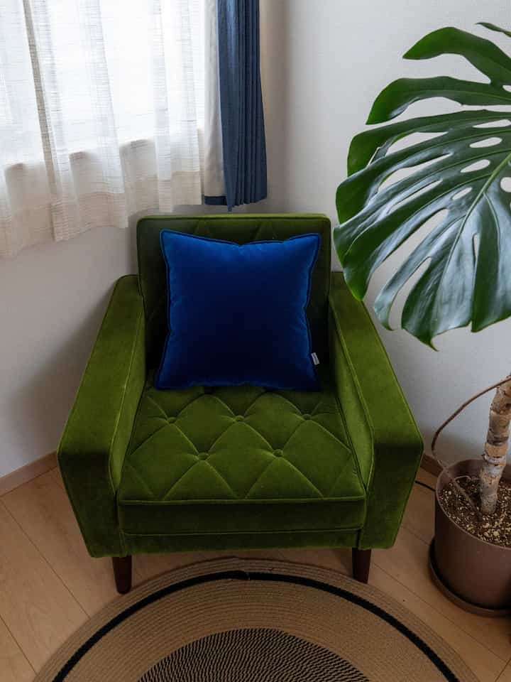 念願のモケットブルクッション💙
この色、買わないなんてありえないでしょ？😛

#クッション #モケット #1人掛けソファ #ベッドルームスタイリング #モステラ #モケットブル #モケットグリーン 