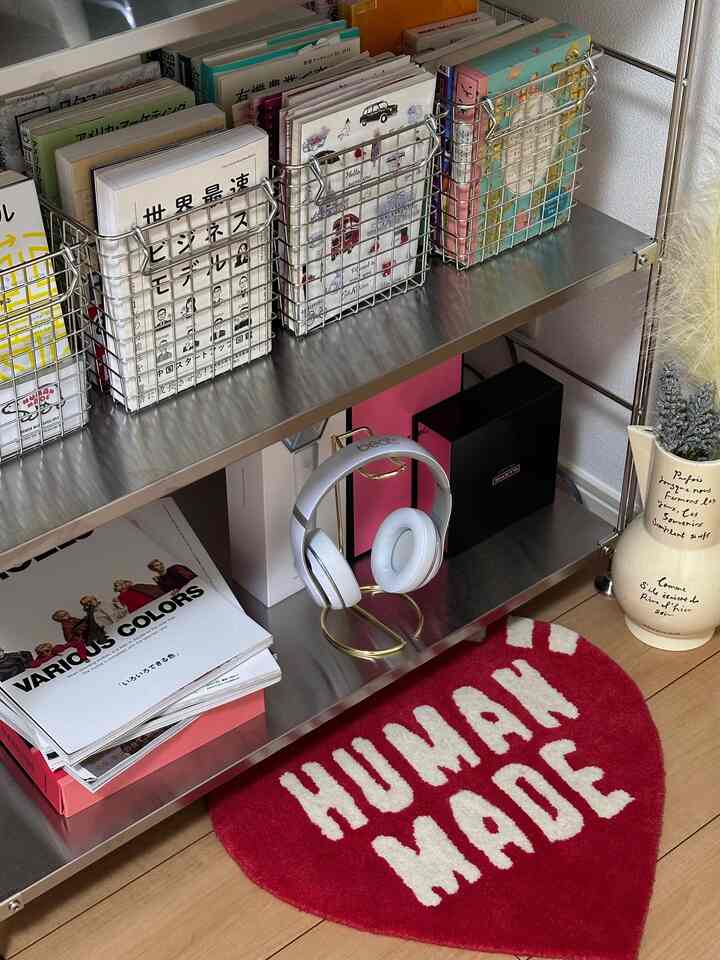 #humanmade のラグマットがお気に入り〜:)
Pinterestで見つけた本の収納方法なんだけど、結構たくさん入るからオススメです✴︎
