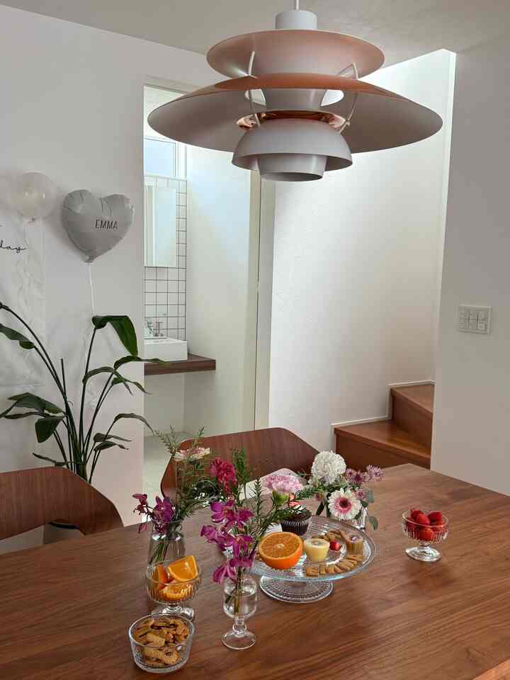 娘のハーフバースデーにてダイニングをデコレーションしました🤍🌸🎈

#ハーフバースデー #誕生日パーティー #誕生日 #ダイニングテーブル #ダイニングインテリア 