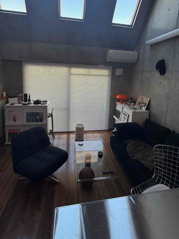 On sunny days, the skylight turns blue 🌱
#Skylight #天窓のある部屋 #コンクリート打ちっぱなし #一人暮らし部屋