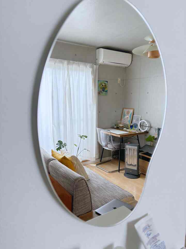 部屋の奥を映り出す、壁掛けミラー。

#一人暮らし部屋 #ナチュラルインテリア #壁掛けミラー #賃貸暮らし #ウェーブミラー #モダンナチュラル #ウッド系 #グレーインテリア #北欧スタイル 