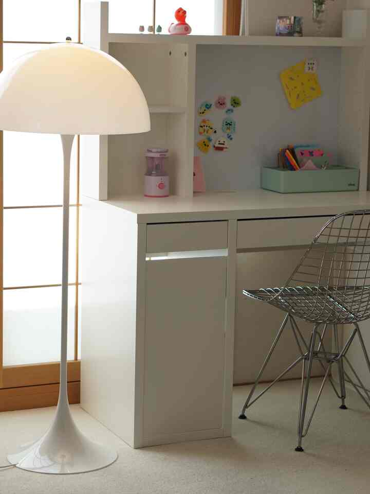 Meja belajar anakku 💛 Lucu 🤍
Saat mereka kecil, mereka tinggal di kamar bergaya Jepang di sebelah ruang tamu.

#Kamar anak #子供机 #学習机 #勉強机 #イームズチェア #イームズ #IKEAデスク