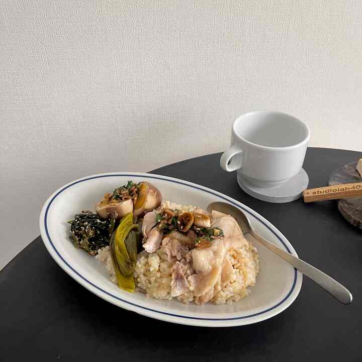 白と黒の調和がとれたダイニング空間、白い皿とカップが落ち着いた雰囲気を演出する印象的なインテリア