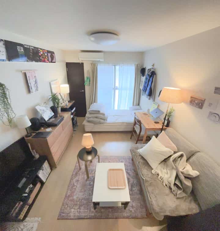 久しぶりの投稿になりましたが、元気に過ごしておりました。インテリアのアイテムは特に増えていなく、配置換えをしてお部屋作り楽しんでいます😊

#1kインテリア #ナチュラルインテリア #賃貸インテリア #ひとり暮らし #間接照明が好き #間接照明のある暮らし #灯りのある暮らし  #レコードのある暮らし #cozyroom #myroom #好きなものに囲まれた暮らし #interior #roomtour #ルームツアー #かなでもののある暮らし #unicoのある暮らし #壁面インテリア #ソファー #interiordesign #naturalinterior #mylvngrm #一人暮らし #ラグ #無印良品のある暮らし #暮らしを楽しむ #模様替え #クッション #リセノのある暮らし #mirumupost #ohouse 