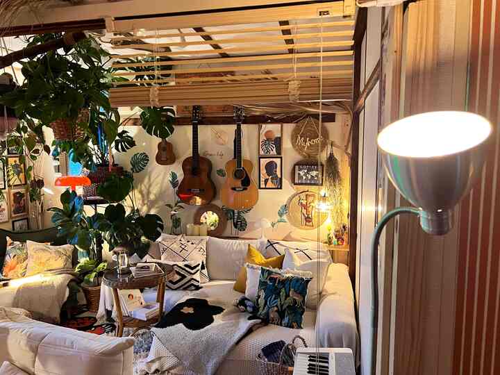 元々は和室だった空間
広々とした空間にしたかったので
襖を抜いてフロアマットをひいて
リビングとして使用しています。

広々としていて風通りもいいので
とても心地良い空間です。
私のお気に入り！


#和室　#リビング　#リビング植物 
#空間活用 #空間インテリア　#ハンドメイド雑貨
 #IKEA #IKEA照明 #楽天市場 #楽天ソファー　
#リビング照明 #リビング拡張 #リビングインテリア 
#リビング雑貨 #ブラインドおすすめ #ブラインド
#リビングデザイン #リビングダイニング #リビングのソファ #リビングカーペット #和室インテリア
#団地暮らし #団地　#レトロ　#リゾート
 #リゾートライク　#アジア工房 #アジアンテイスト
#白色 #ベースカラー 
