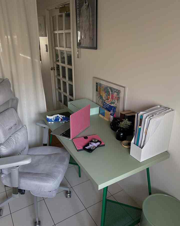 デスク周り🍭🌸👟

#ワークスペースインテリア #ワークスペース #書斎 #書斎インテリア #ゲーミングチェア 