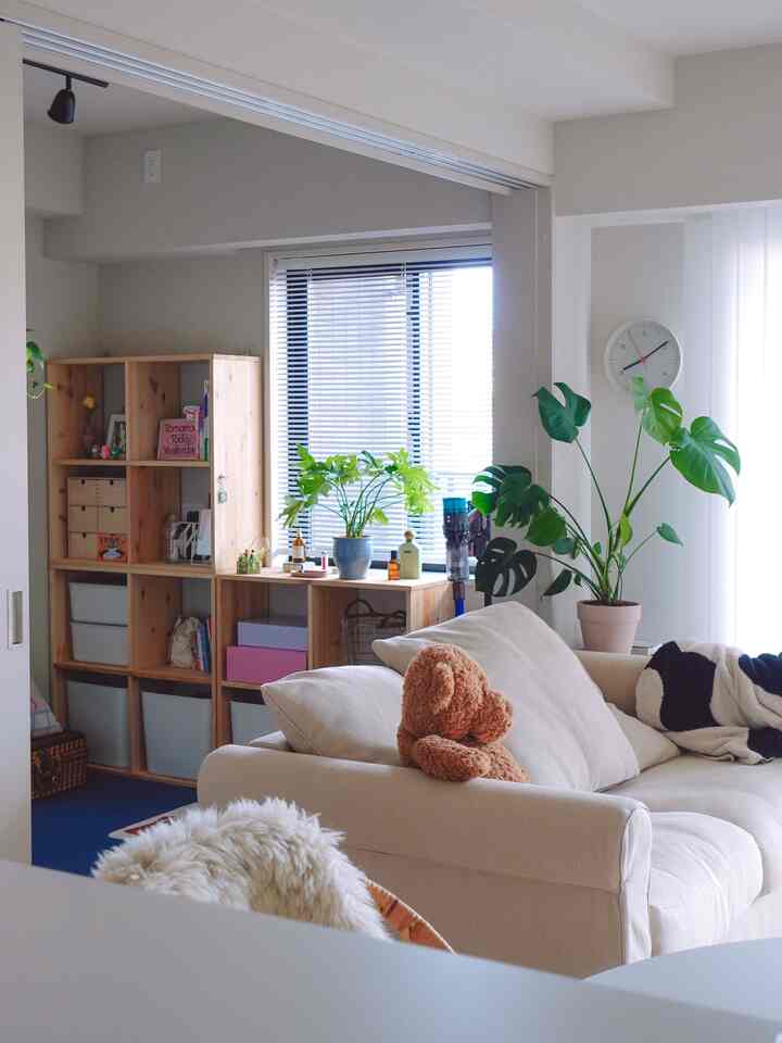 リビングに差し込む光、ナチュラルな素材感、グリーンの彩り。

お気に入りの家具やディスプレイに囲まれながら、子どもとの毎日を心地よく👦

ぬりえを楽しむ小さな手、ラグに広がるカラフルなおもちゃさえもインテリアの一部のように感じられるような空間づくりを意識しています。

「子どもがいる＝おしゃれをあきらめる」じゃなくて、
“今の暮らし”を、今しかできない形で楽しみたい🪿


#暮らしの記録 #子供部屋 #子供部屋インテリア #無印収納 #ivar #イーヴァル #やわらかポリエチレンケース #ニトリタイルカーペット #こどもと暮らす #kidsroom #kidsroomdecor #ohouseアンバサダー #こどものいる暮らし #子育てインテリア #ナチュラルインテリア #暮らしを楽しむ