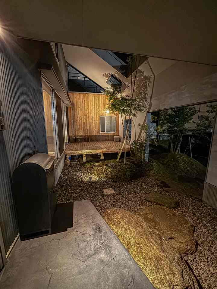 たまにはインテリアではなくて、中庭の様子をご紹介！
部屋から眺めることのできるこの空間がお気に入りです！

#庭のインテリア #ウッド #宅配ボックス
