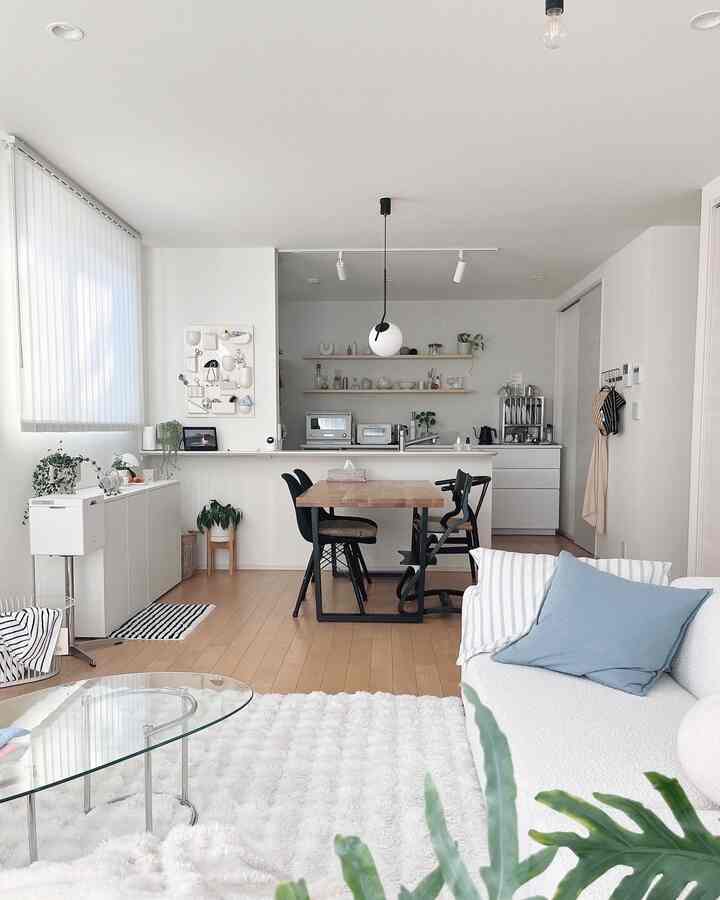 少し前のリビングダイニング🤍

#韓国インテリア #マイホーム #マイホームアカウント #リビングダイニング #ダイニング #キッチン #キッチン背面飾り棚 #暮らしを楽しむ #yチェア #vamir #ogre #ikea #メトード #ダイニングテーブル #ダイニング照明 #littlerooms #ペブルテーブル #roomnhome #リトルム