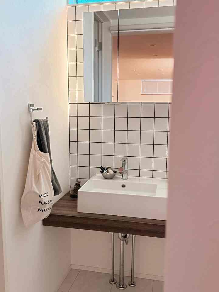 白とナチュラルウッドトーンの調和が取れたバスルームの化粧台スペース、すっきりとしたシンプルな雰囲気のインテリア