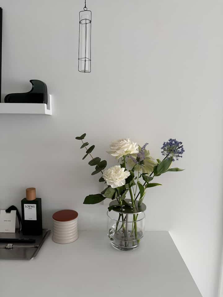 ウォールシェルフ下のカウンター。
フリッツハンセンのイケバナベースは日本の生け花の精神に基づきデザインされています。
どんなお花も素敵に生けられるそんなフラワーベースです。


#フリッツハンセン
#フリッツハンセンイケバナベース
#ロエベキャンドル
#イッタラミナペルホネンガラスバード
#gbhステンレストレー
#マンションリノベーション
#北欧インテリア
#北欧ヴィンテージ