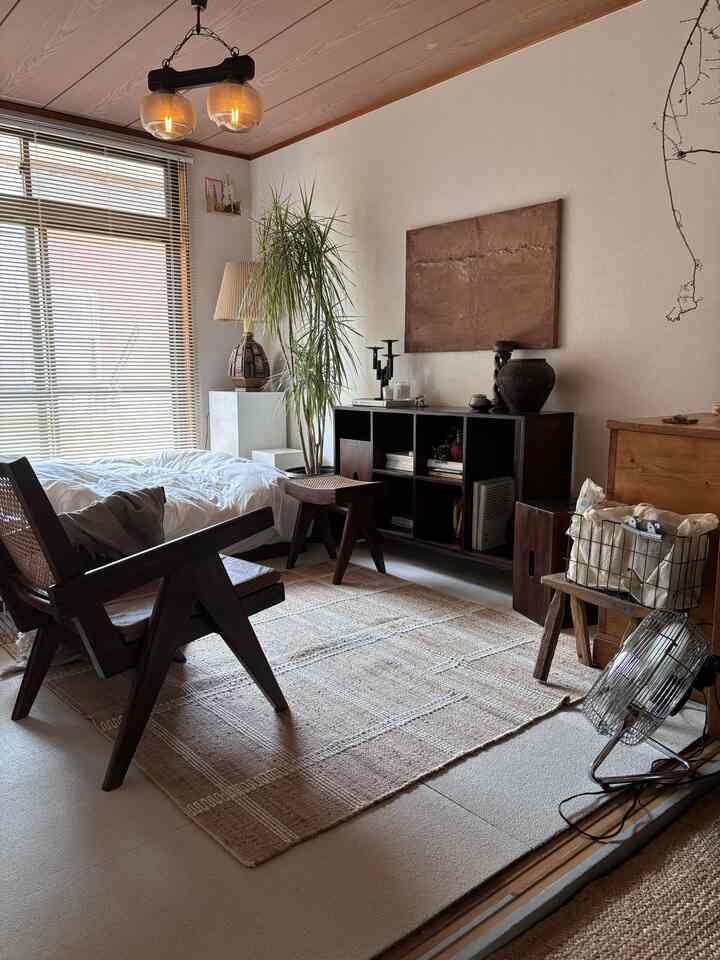 我が家の寝室です。インドのチャンディーガルのような雰囲気に寄せてたり？寄せてなかったり？
#PierreJeanneret
#LeCorbusier