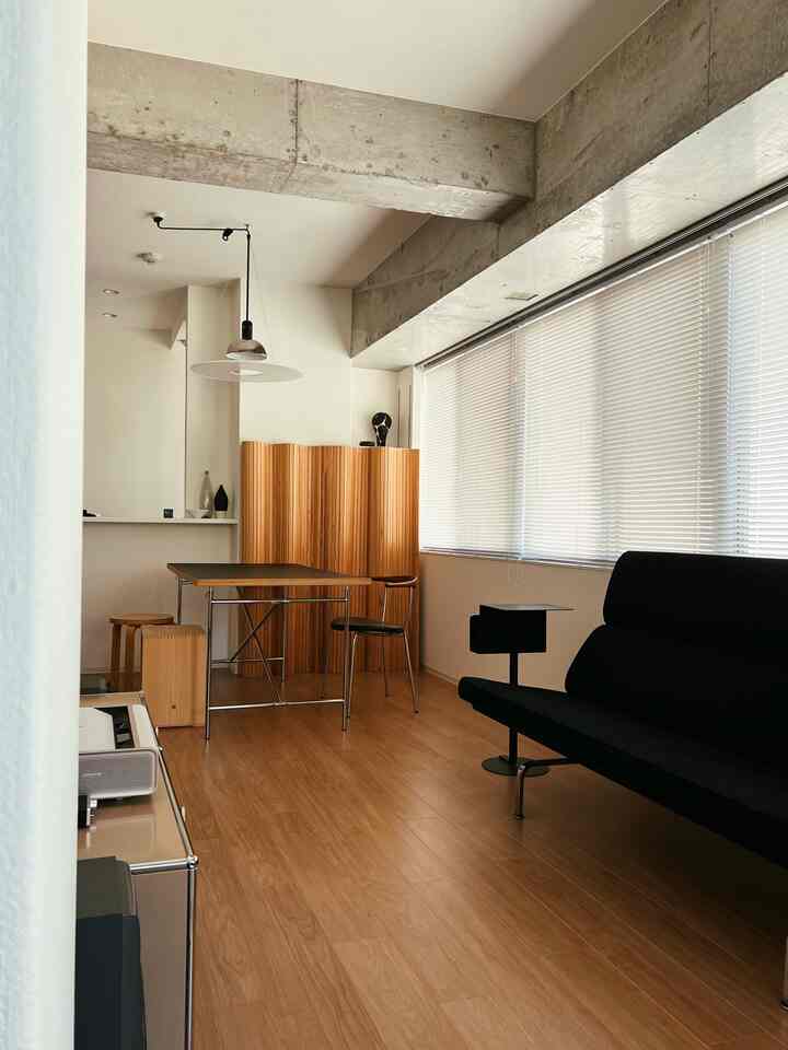 木目調と黒・白のトーンのダイニング、モダンなコンクリート打ちっぱなし天井を持つ雰囲気のあるインテリア