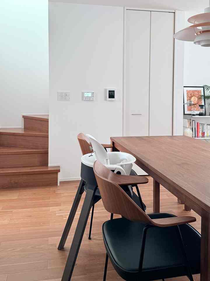 #ダイニング is based on black and wood grain🌲The 180cm dining table fits perfectly with #675チェア and #stokke chairs🫧

#dining #ダイニングインテリア