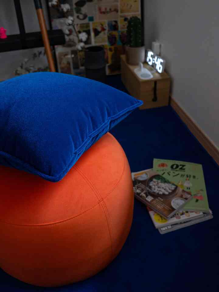🟠✖️🟦 絶妙なカラーコンビ

#orange #オレンジ #blue #ブルーインテリア #オットマン #ottoman #クッション #週末の日常 #雑誌 #リビング小物 