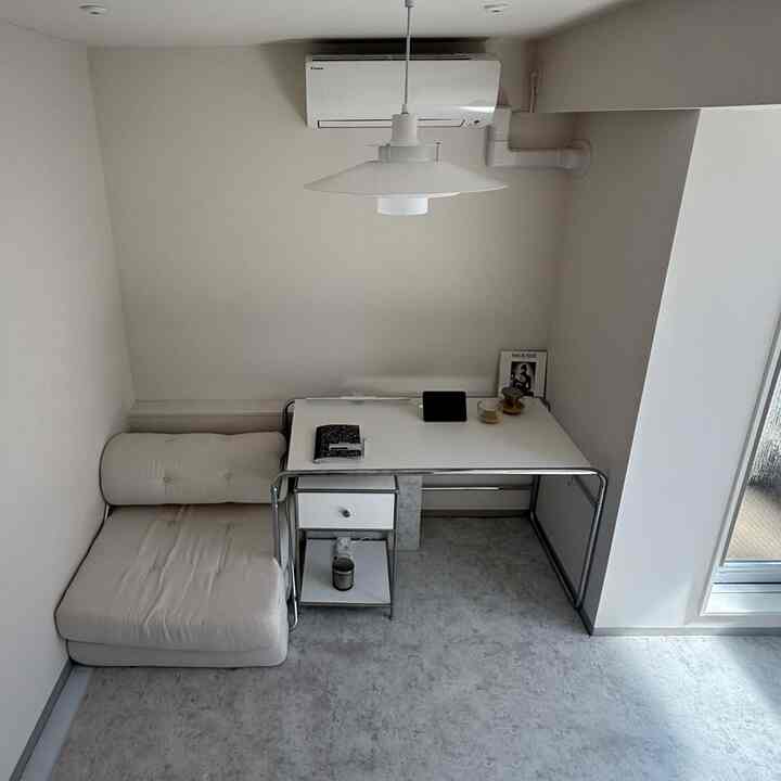 #ホワイトインテリア #ホワイト　#リビング　#寝室　#デスク　#デスク周り #韓国インテリア #ベッド　#ソファー　#ソファーベッド　#ミニマリスト #ミニマリストインテリア #desk #sofa 