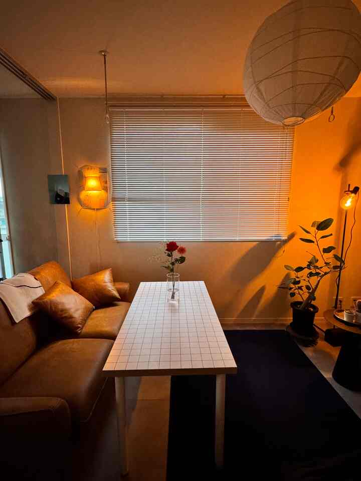 オレンジ色のライト落ち着く
喫茶店みたいな雰囲気にもさせてみたい

#賃貸インテリア　#IKEA家具
#IKEAランプ　#グレーインテリア