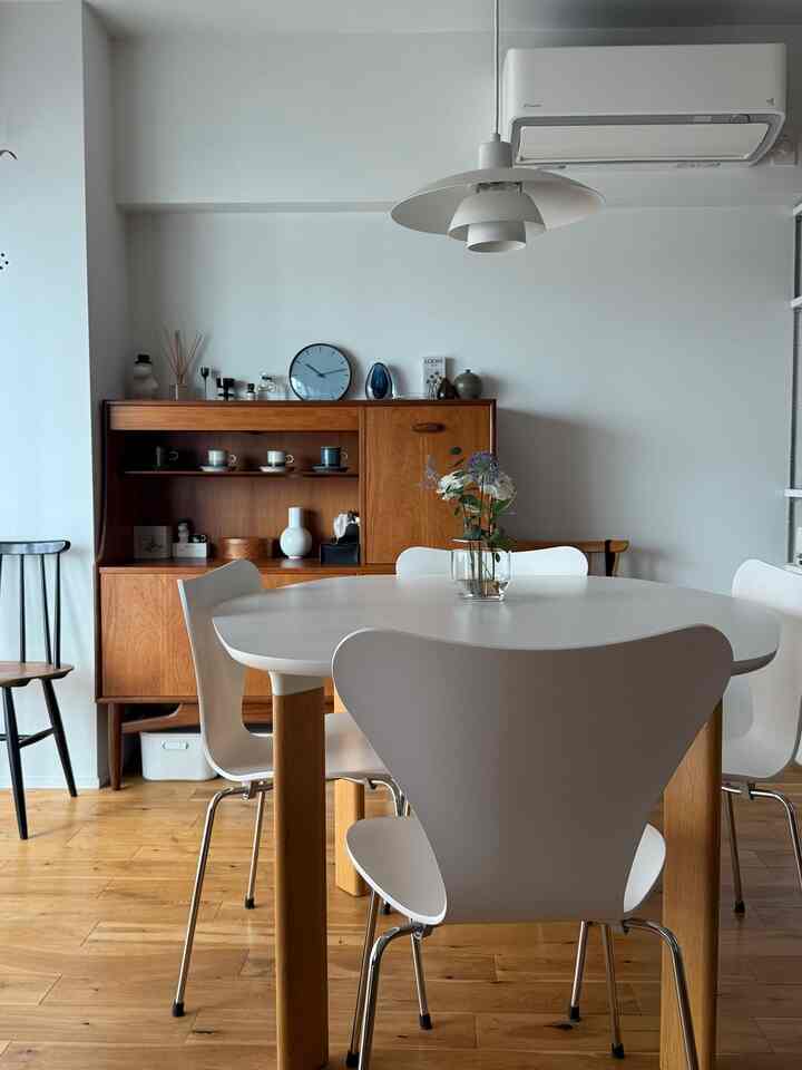 明るい木目調と白色が調和したダイニング、フリッツハンセンのアナログテーブルとセブンチェアが配置された清潔で温かみのある空間