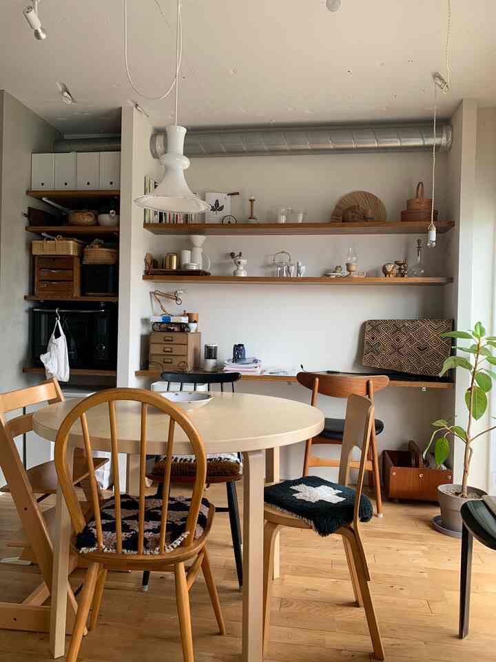 ナチュラルな木目調と丸いダイニングテーブルが配置された北欧スタイルのダイニングルーム