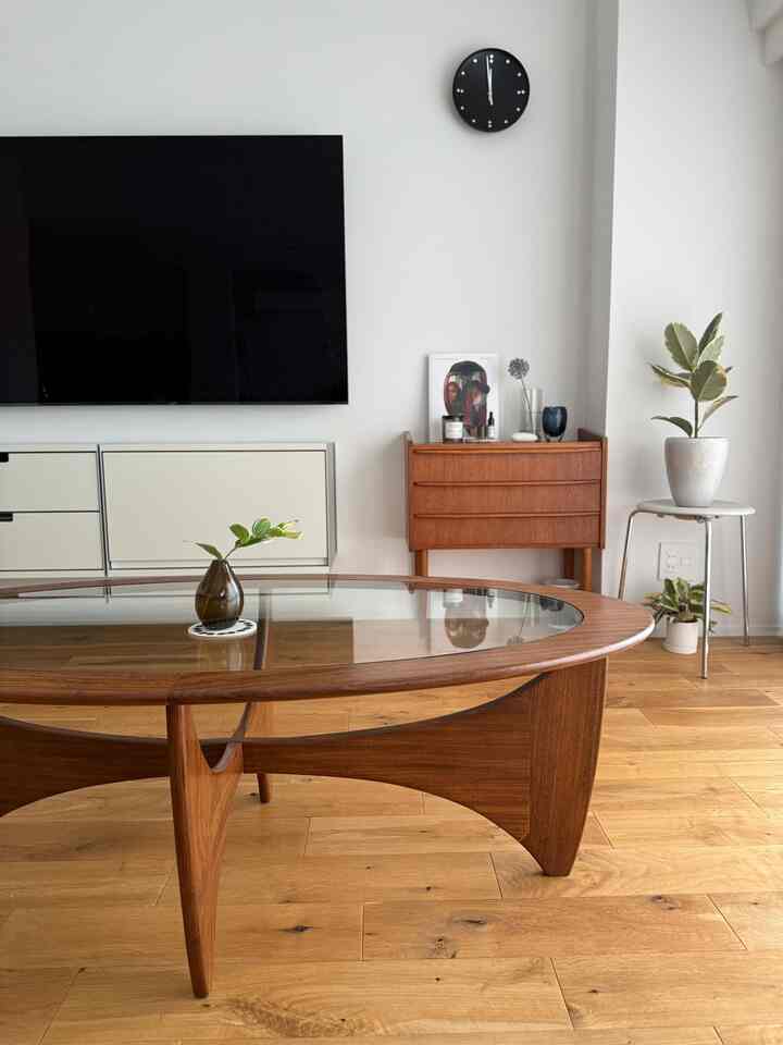 リビングルーム、オーバルガラステーブルはG-PLANのヴィンテージです。
一輪挿しはfrescoのkasumi mini vase。
花束のお花が終わり残った🌿は1輪挿しで楽しんでます。


#fresco
#fresco kasumi mini vase
#G-PLANオーバルガラステーブル
#G-PLANヴィンテージ
#connect
#transista
#ドットスツール
#vitsoeテレビキャビネット
#マンションリノベーション
#北欧インテリア
#フローリングオーク
#ミッドセンチュリ
#北欧ヴィンテージ



