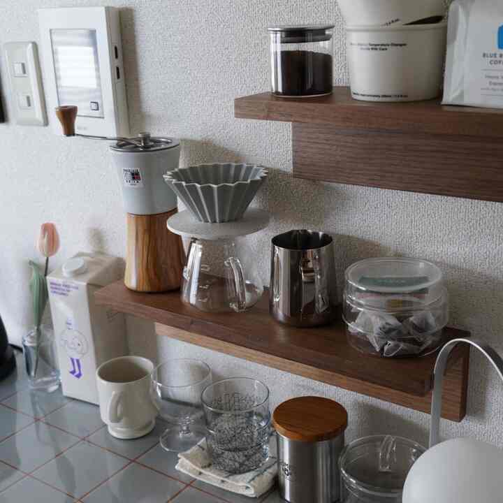 キッチンに置いてる食器キャビネットの上はほぼコーヒーアイテム

無印良品の賃貸でも壁に付けれる棚を２つ設置


#キッチン #コーヒーアイテム #コーヒー・ティー用品 #コーヒー #無印良品 #壁に付けられる家具棚 #賃貸DIY #キッチン壁 #キッチンインテリア  #キッチン飾り 