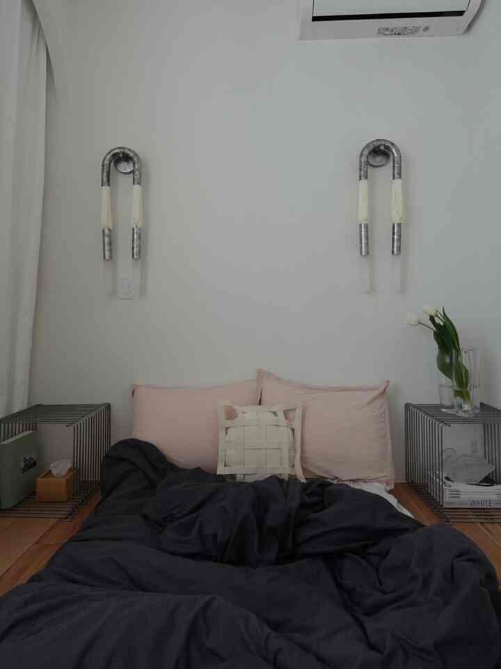 pink×gray
#ベッドインテリア #ベッドサイドチェスト #ベッドカバー #花瓶・フラワーベース #チューリップ #ティッシュケース #寝室照明 #クッション 