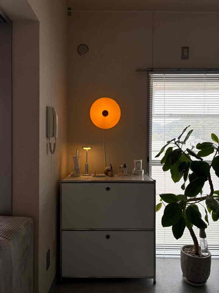 It's been a while since I've seen it from this angle,

The new incense smells so good 🤷

#incense #キャビネット #モジュール家具

#interior #北欧インテリア #インテリア雑貨 #二人暮らしインテリア #2人暮らし

#3DK rental #3人暮らし #DIY #部屋紹介 #ルームツアー #ホテルライク #韓国インテリア #ナチュラルインテリア #観葉植物 #賃貸インテリア #3dk #団地 #和室 #築古 #築古賃貸