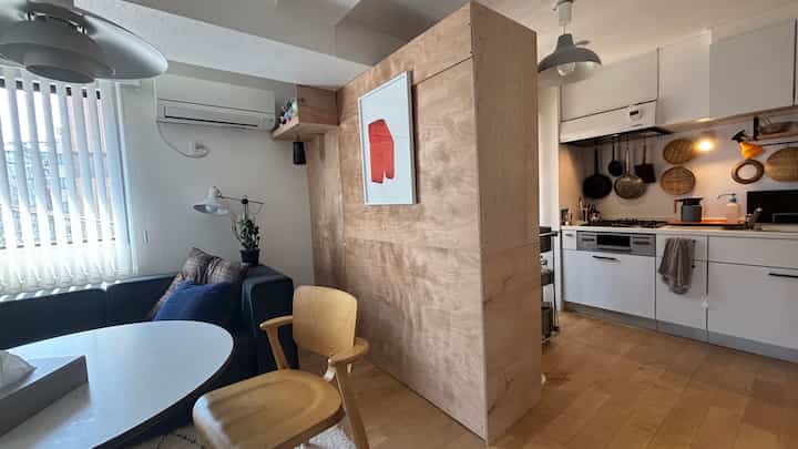 リビングからキッチンにかけて
部屋を仕切る木材の壁は自分で作りました

#DIY #Artek #boconcept #無印良品 #ロナンブルレック