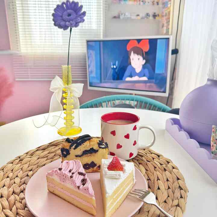 スーパーで買ってきた100円のケーキなどを食べながら、ここに座って映画を楽しむ休日🍰

#パステル #パステルインテリア #一人暮らし #ジブリ #壁紙 